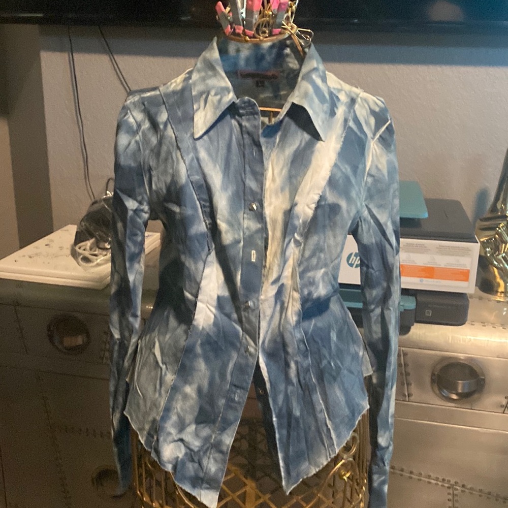 Large button up fit like a small medium run small